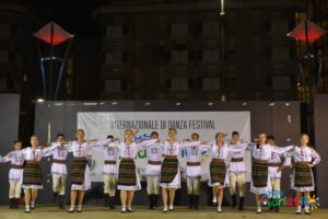 Ansamblul de dans popular ,,Moldoviţa”, conducător Pavel Popa