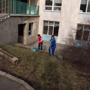 Pe teritoriul Școlii primare- Grădinița nr.226 au început lucrările de salubrizare a teritoriului
